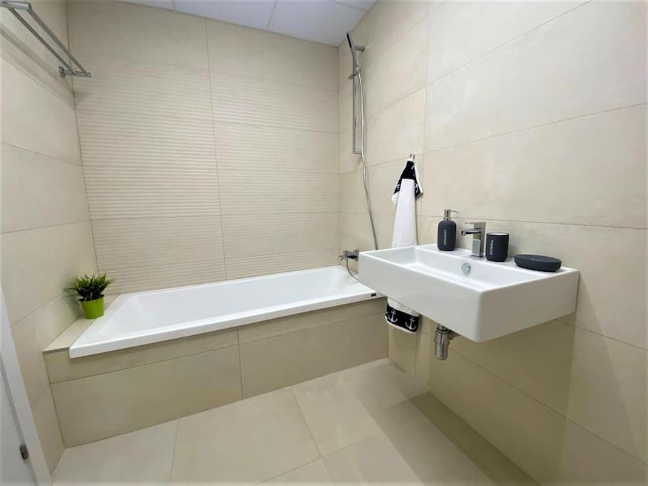 Luxurious Penthouse With Huge Panoramic Terrace Leilighet San Roque  Eksteriør bilde
