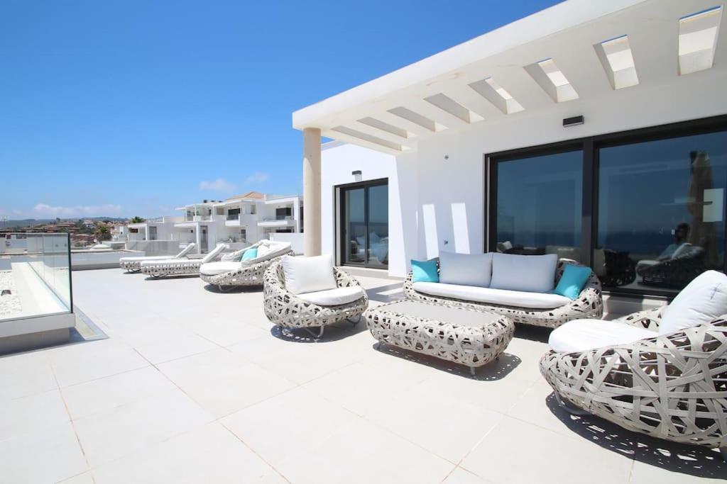 Luxurious Penthouse With Huge Panoramic Terrace Leilighet San Roque  Eksteriør bilde